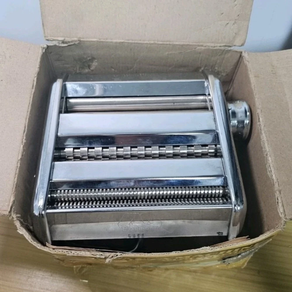 Pasta in Casa Homemade Noodle Making Machine Model 15-4150 Italy Chrome Ampia